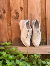 Load image into Gallery viewer, ECCO Flexure White/Gravel/Silver Leather Sneaker
