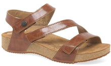 Load image into Gallery viewer, JOSEF SEIBEL TONGA 25 CAMEL LEATHER SANDAL
